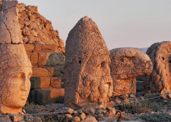 Nemrut Dağı'nın Hikayesi 12 Nemrut Dağı: Tanrıların ve Güneşin Buluşma Noktası